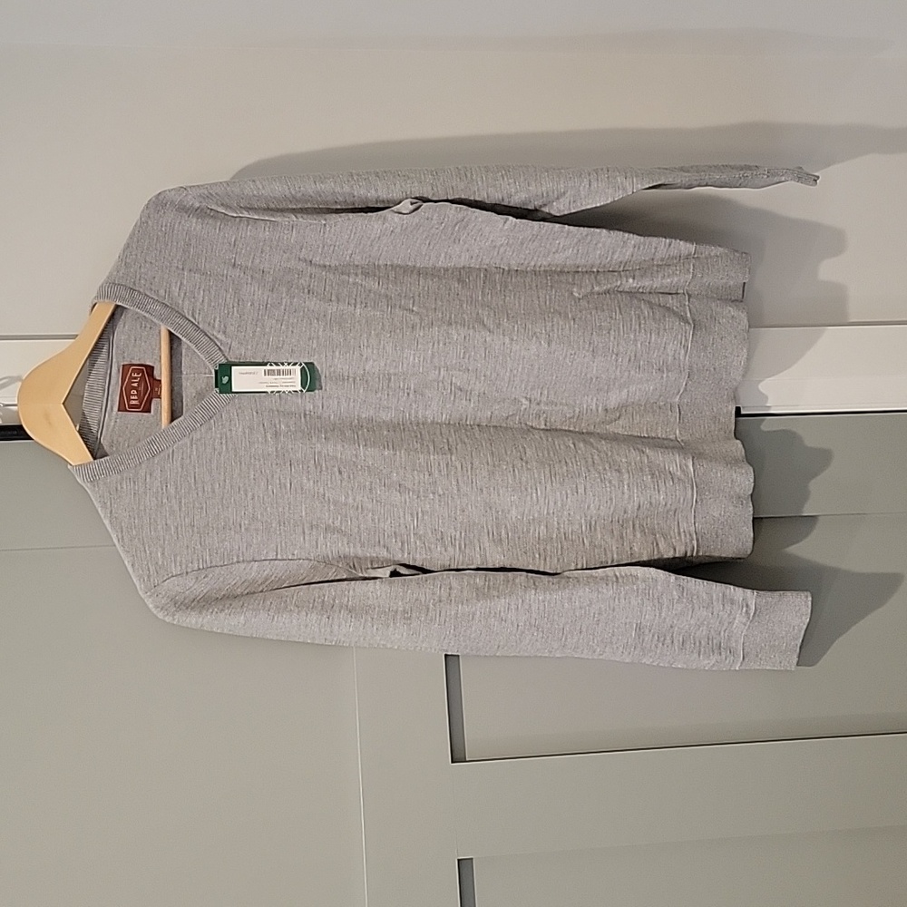 NWT! Men's Red Ale by Alesbury Grey Riverside V-Neck Sweater, Size Mediun